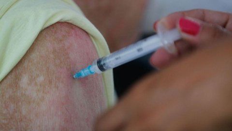 Rio coleta sangue de voluntários para vacinação em massa em Paquetá
