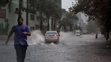 Chuva intensa causa enchentes e paralisa o trânsito em São Paulo