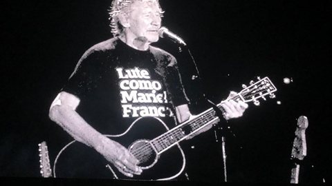Roger Waters faz show histórico no Maracanã e participa de ato em homenagem a Marielle Franco
