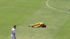 Atacante é internado na UTI com grave lesão no rim após trombada com o goleiro