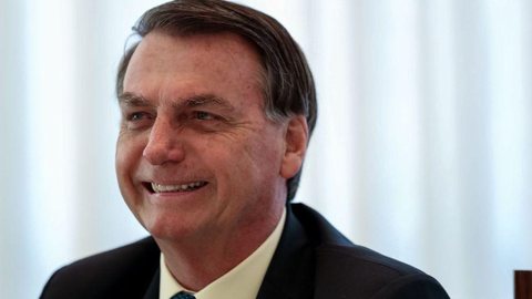 Bolsonaro promete anúncio de novo ministro da Educação amanhã