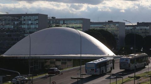 Senado aprova projeto de auxílio a estados e municípios