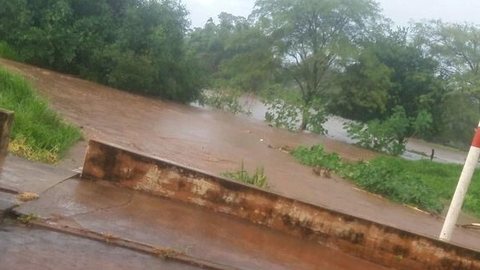 Córrego transborda após chuva forte em José Bonifácio