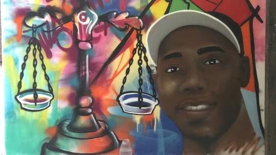 Amigos criam grafite para homenagear jovem negro morto pela Polícia Civil no Morro do Piolho, na Zona Sul de SP