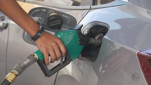 Petrobras anuncia redução no preço da gasolina a partir de terça-feira