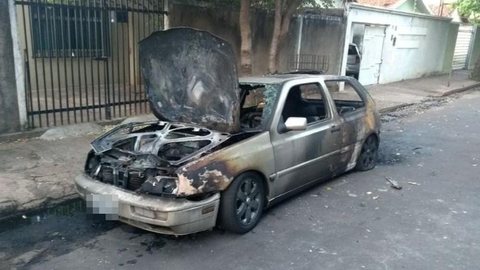 Pintor tem carro incendiado em frente a casa