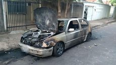 Pintor tem carro incendiado em frente a casa