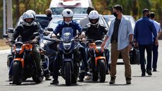 Bolsonaro anda de moto e visita deputada Bia Kicis em Brasília