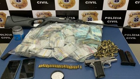 Polícia encontra armas e R$ 670 mil em fazenda do irmão do prefeito de Embu das Artes (SP)