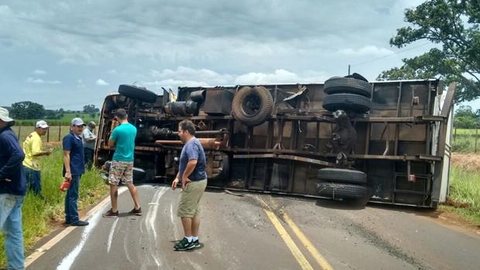 Caminhão tomba em estrada vicinal após acidente em Potirendaba
