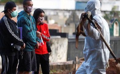 País registra 751 mortes por covid-19 em 24h e bate novo recorde