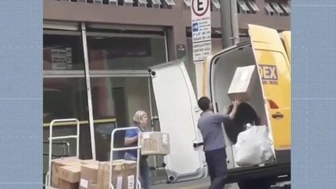 “PRESTATIVIDADE” – Funcionário dos Correios de SP arremessam caixas de encomendas