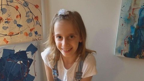 Artista de 8 anos decide vender telas para pagar transplante de córnea do melhor amigo: ‘Nasci com esse dom’