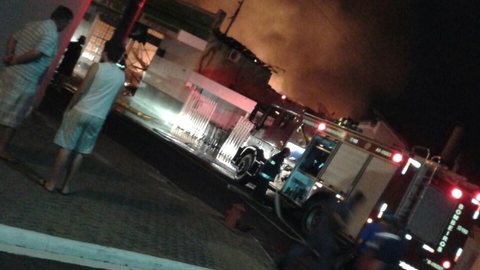 Supermercado fica destruído após incêndio em Cajobi