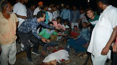 Atropelamento de trem durante festival na Índia deixa dezenas de vítimas