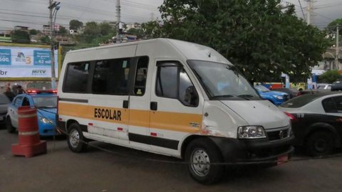 Criminosos roubam van escolar com duas crianças em Niterói, RJ