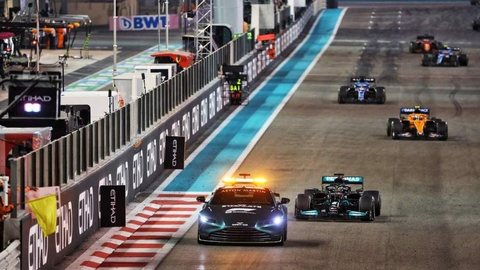 Pilotos da F1 estranham decisão polêmica com safety car em Abu Dhabi