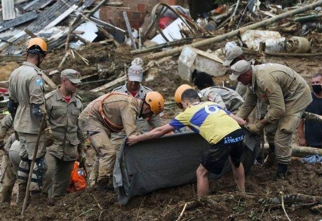 Petrópolis: bombeiros encontram corpo de possível vítima da chuva
