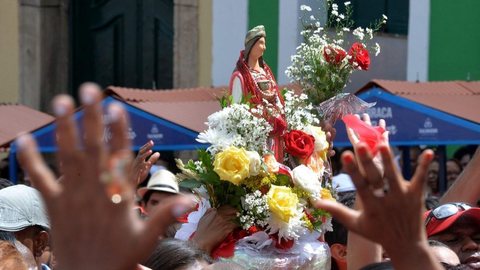 Nome de batismo, tatuagens, bênçãos: Fiéis declaram devoção à Santa Bárbara e Iansã em tradicional festa de mais de 300 anos