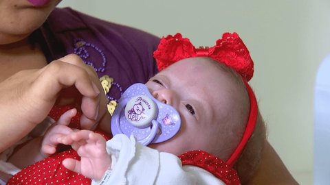 Bebê que nasceu com pouco mais de 400 gramas recebe alta de hospital em Rio Preto
