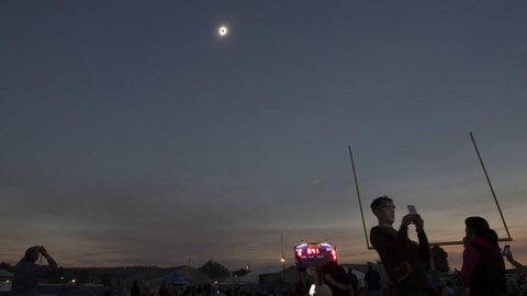 Eclipse total escurece o sol nos EUA; fotos