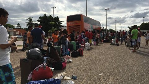 Com planos de voltar, venezuelanos deixam Roraima levando comida e remédios em repatriação de Maduro