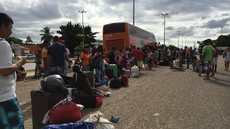 Com planos de voltar, venezuelanos deixam Roraima levando comida e remédios em repatriação de Maduro