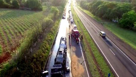 Acidente com dois caminhões provoca vazamento de biodiesel e interdita rodovia