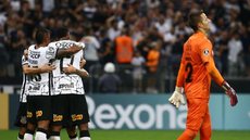 Graças a gol contra, Corinthians vence a primeira na Libertadores