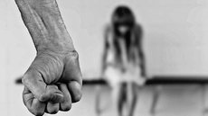 Homem é preso após estuprar mãe adotiva e irmã com síndrome de down