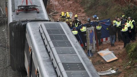 Trem descarrila perto de Barcelona e deixa 1 morto e 49 feridos