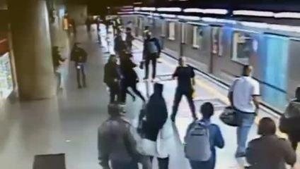 Homem é detido e internado após tentar empurrar passageiras nos trilhos do Metrô de SP; veja vídeo