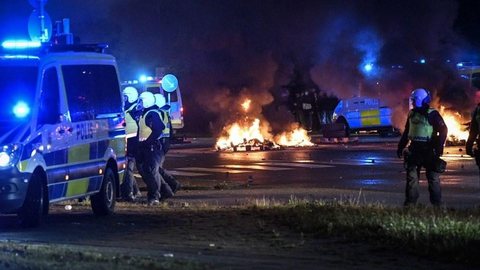 Cidade na Suécia tem protestos depois da circulação de um vídeo com livro sagrado do islã sendo queimado