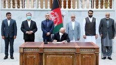 Afeganistão confirma libertação de 400 membros do Talibã