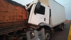 Cabine de carreta fica destruída após bater na traseira de caminhão com tijolos