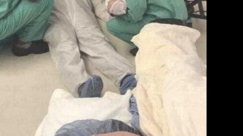 Pai desmaia durante parto e imagem viraliza nas redes sociais