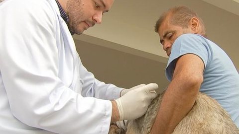 Vigilância aplica 150 vacinas em cães e gatos após caso de raiva em Uchoa