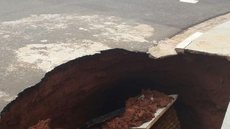 Bueiro vira cratera, ‘engole’ estrutura de poste e preocupa moradores de Rio Preto