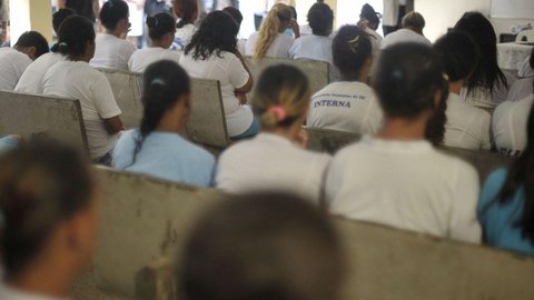 Internos do sistema prisional fazem prova do Encceja para ensino médio
