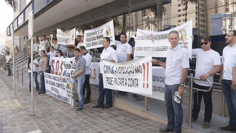 Grupo protesta contra decisão da Caixa de reduzir crédito para financiamento de imóveis