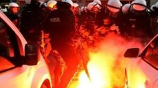 Manifestantes lançam tinta vermelha contra embaixador russo na Polônia