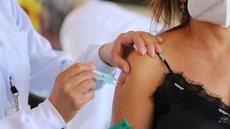Covid-19: 40% da população adulta foi imunizada com a primeira dose