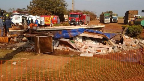 Caminhão bate em guarita e homem morre após ser soterrado por escombros
