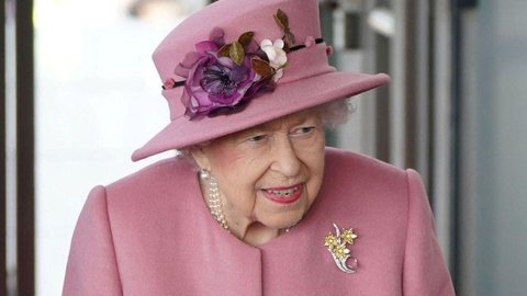 Rainha da Inglaterra mantém-se em serviço mesmo com covid-19