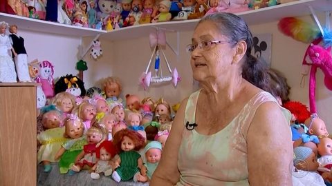 Aposentada coleciona mais de 400 bonecas após trauma na infância