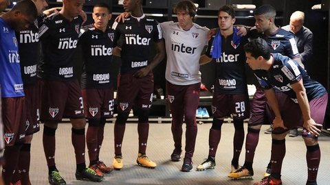Lugano e Hernanes cobram jogadores do São Paulo após derrota para o Fluminense