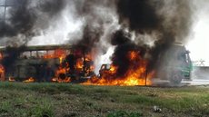 Ônibus que era guinchado pega fogo em rodovia de Catanduva