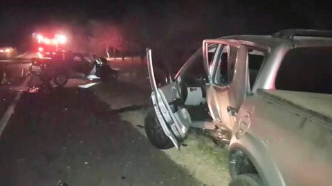 Acidente entre carro e caminhonete deixa oito pessoas feridas em Sabino