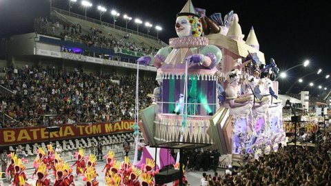 Desfiles no Sambódromo de São Paulo atraíram 64 mil pessoas