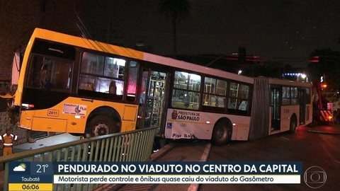 Ônibus bate em mureta e fica pendurado em viaduto do Gasômetro, no Centro de SP